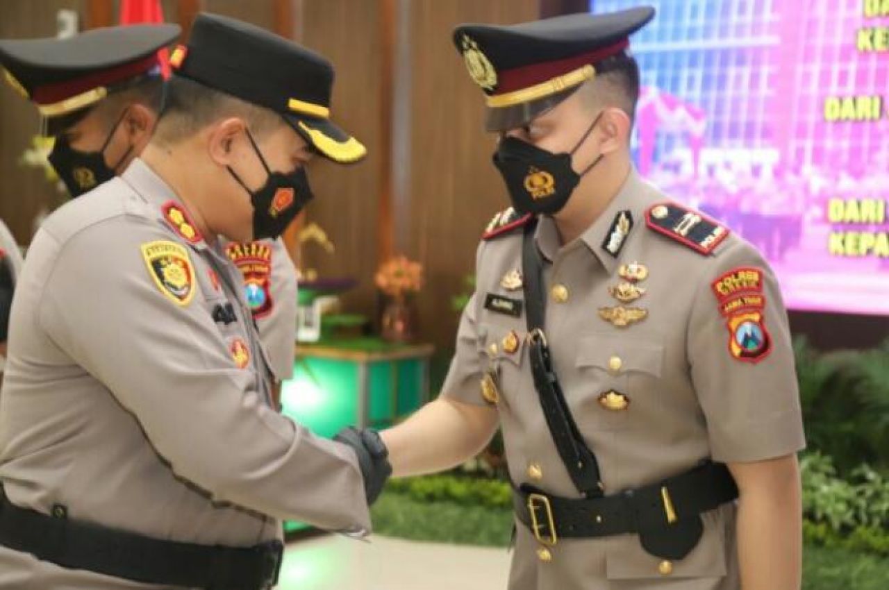 Kapolres Gresik, AKBP Mochamad Nur Azis beri ucapan selamat pada 3 Pejabat Utama yang baru di lantik