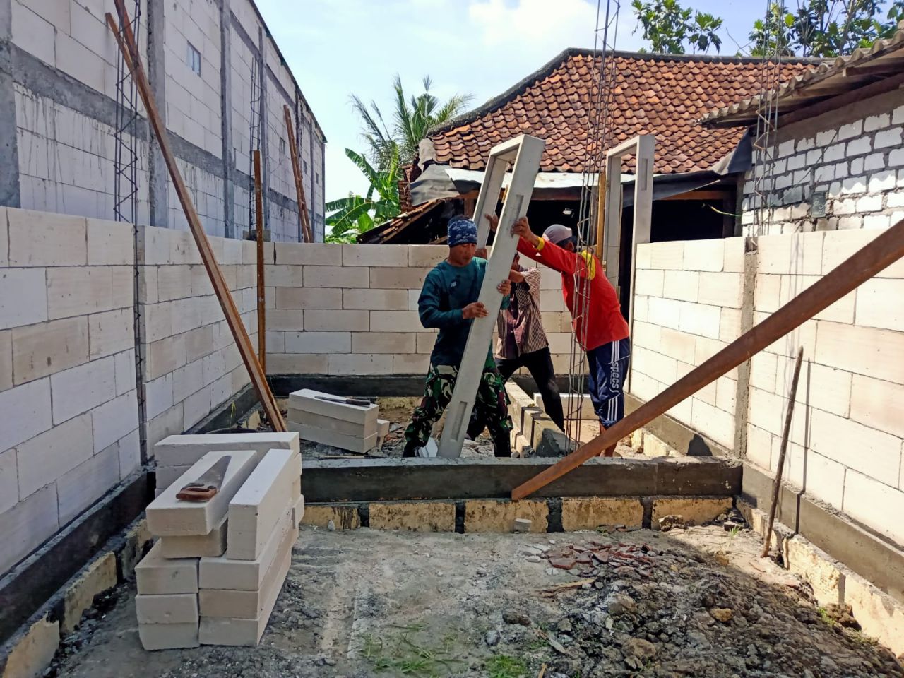 'Babinsa Masuk Dapur' Laksanaan Perbaikan RTLH (Rumah Tidak Layak Huni)
