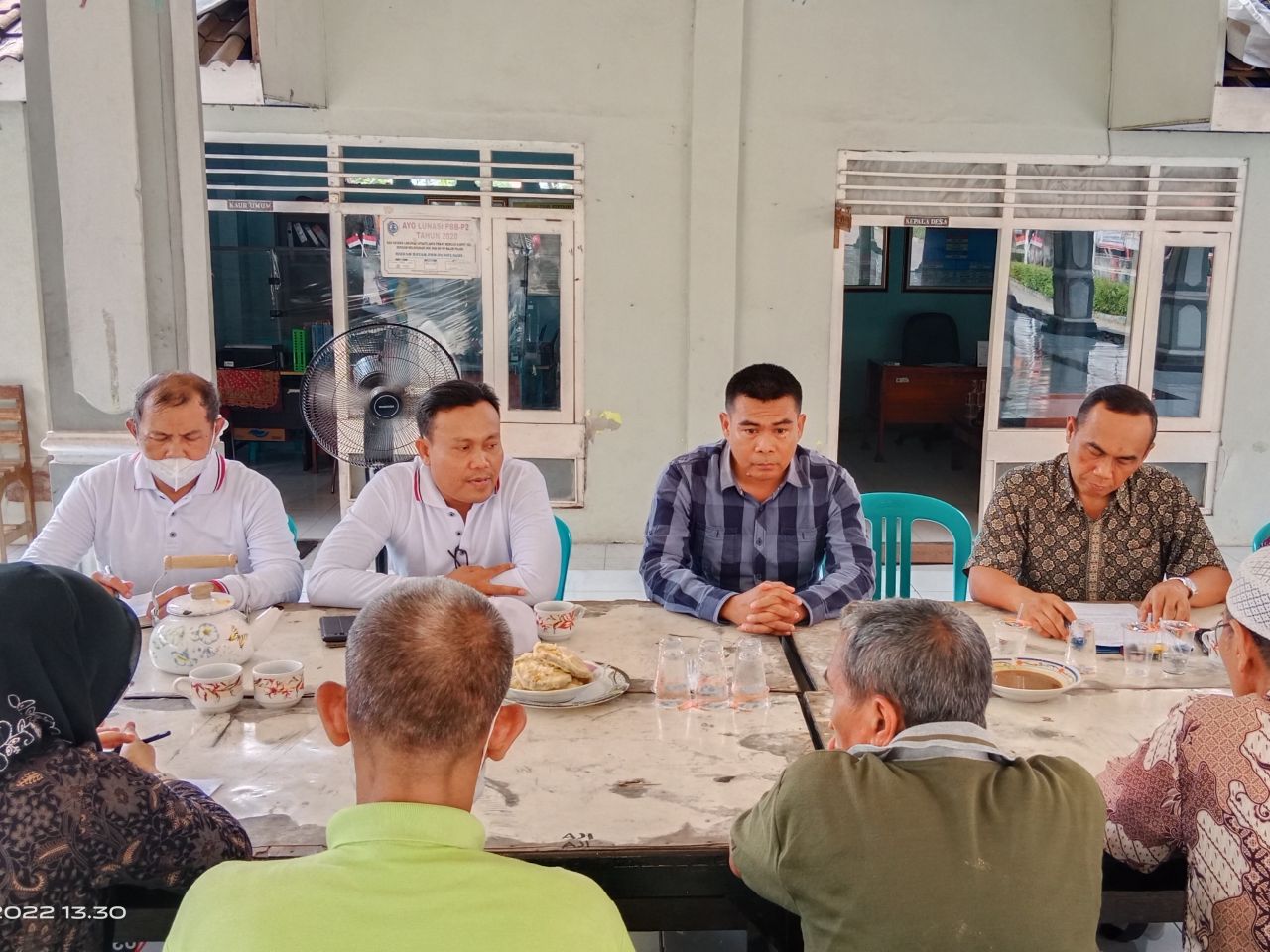 Kades Menanggal, Moch.Irvan, Sujianto, M.Bachroni dan beberapa perwakilan ahli waris warga gogol Menanggal dalam Musyawarah Tanah Lapangan