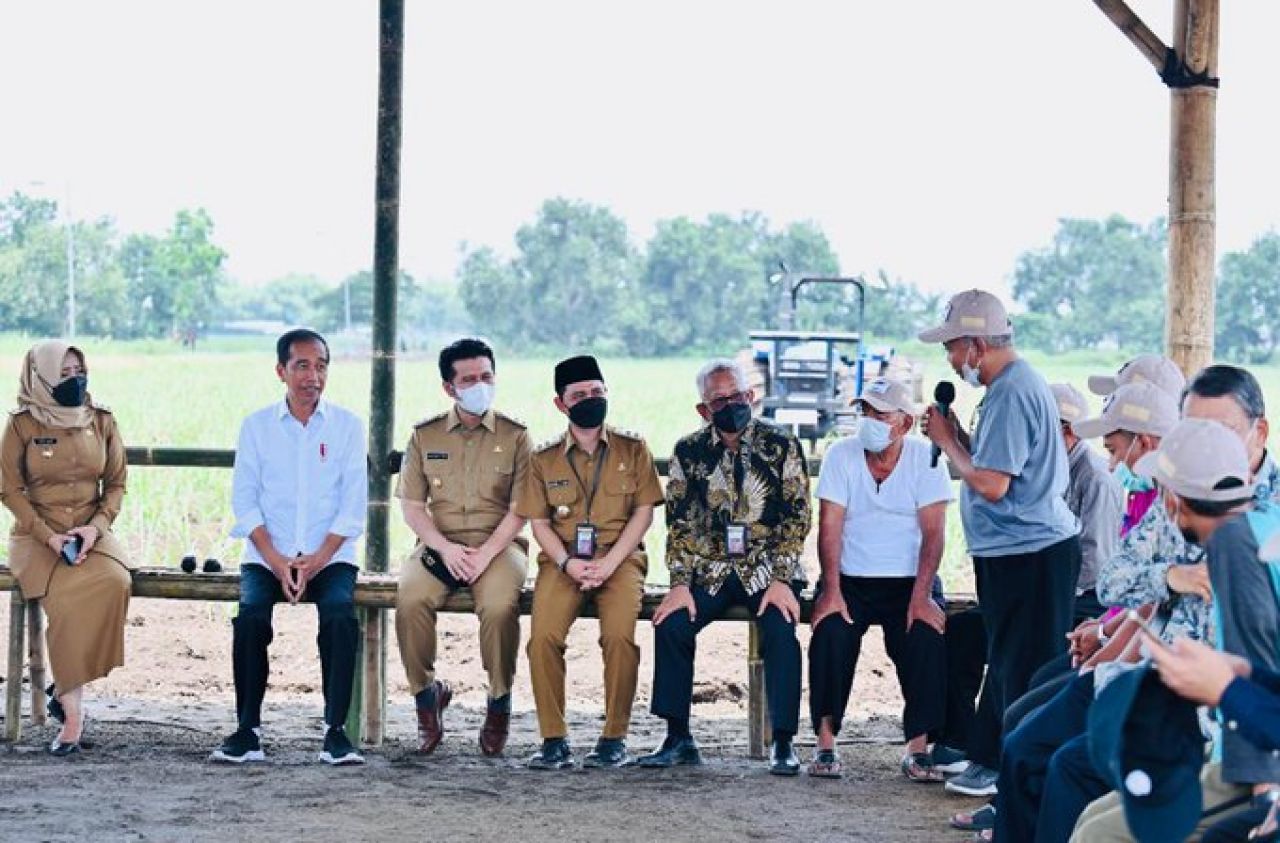 Presiden Jokowi saat berdiskusi dengan petani tebu di Mojokerto