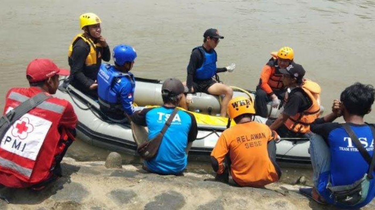Tim SAR gabungan mencari seorang pelajar tenggelam