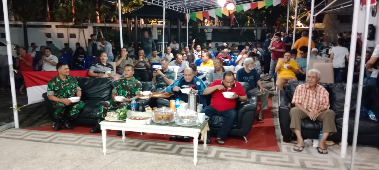 Dandim 0830/Surabaya Utara, Kolonel Inf Budi Handoko, S.Sos. Nobar Piala Dunia bersama warga Perak Timur