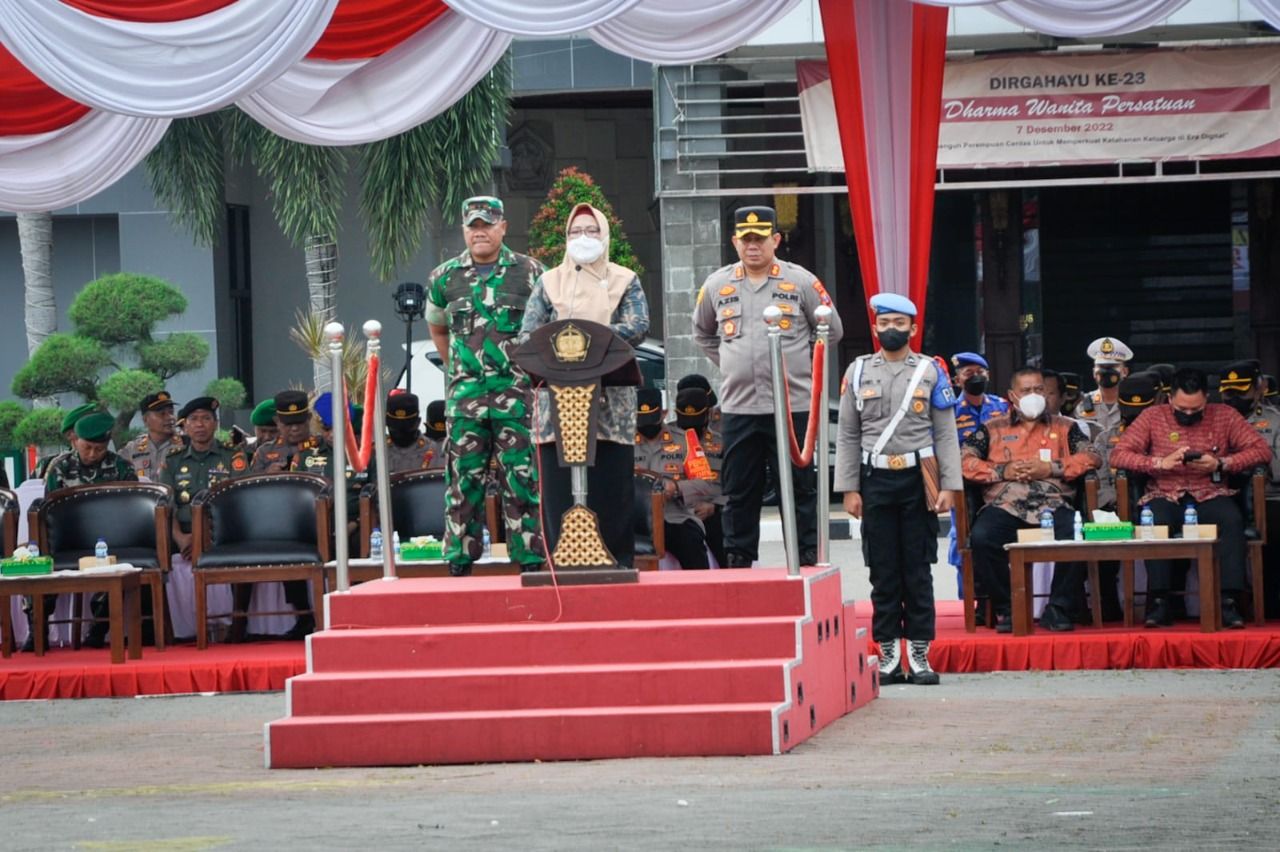 Apel gelar pasukan Ops Lilin Semeru 2022 dipimpin oleh Wakil Bupati (Wabup) Gresik Dra. Hj. AMINATUN HABIBAH, M.Pd. didampingi Kapolres Gresik, AKBP Mochamad Nur Azis dan Dandim 0817/Gresik, Letkol Inf Ahmad Saleh Rahanar, S.Sos.