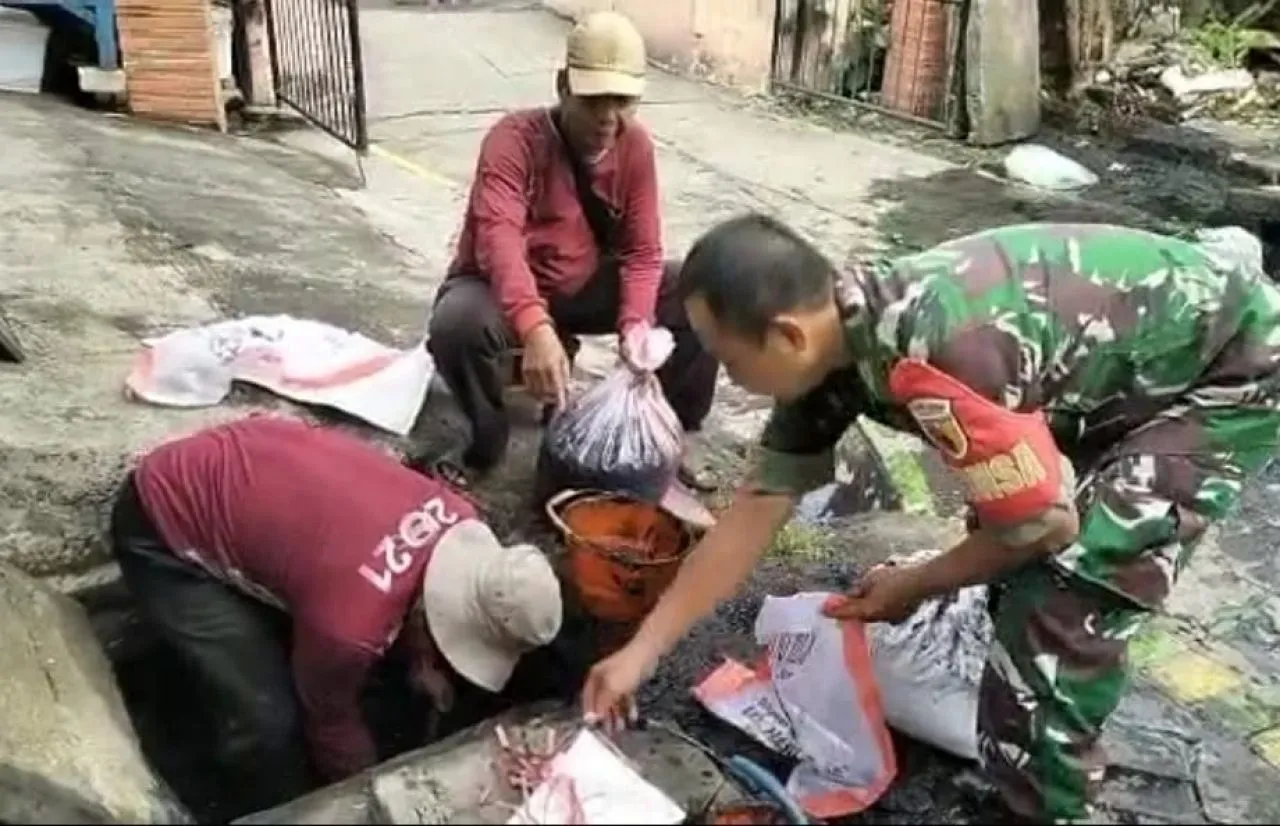 Babinsa Krembangan Utara Bersama Warga, Ciptakan Lingkungan Bersih dan Sehat