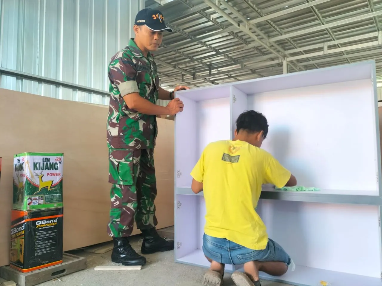 Sertu Purwanto Giat Komsos, Kunjungi Workshop Indowood Slice