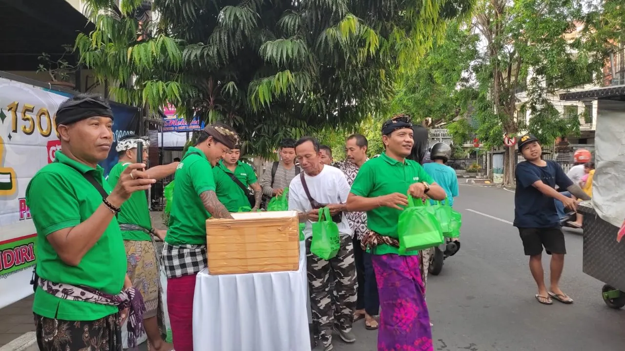Owner Pie Susu Dhian, Bagikan 1500 Paket Takjil Gratis