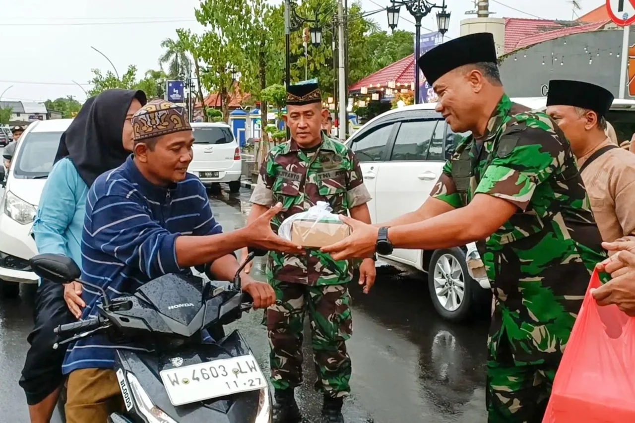 Kodim 0817/Gresik Kolaborasi Bagi Takjil Dengan, KWG, Disparekrafbudpar, Damkar, PDAM Dan Disnaker