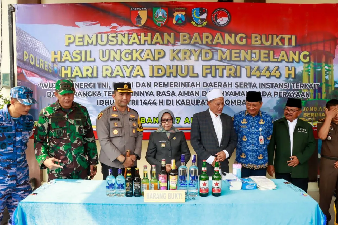 Polres Jombang Musnahkan Barang Bukti, Ribuan Botol Miras