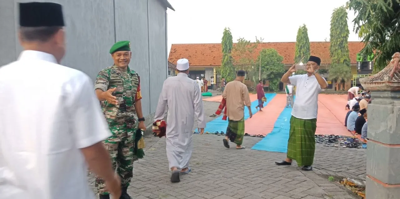 Ribuan Jamaah Muhammadiyah Desa Dermo Gelar Sholat Idul Fitri, Babinsa Hadir Jaga Keamanan