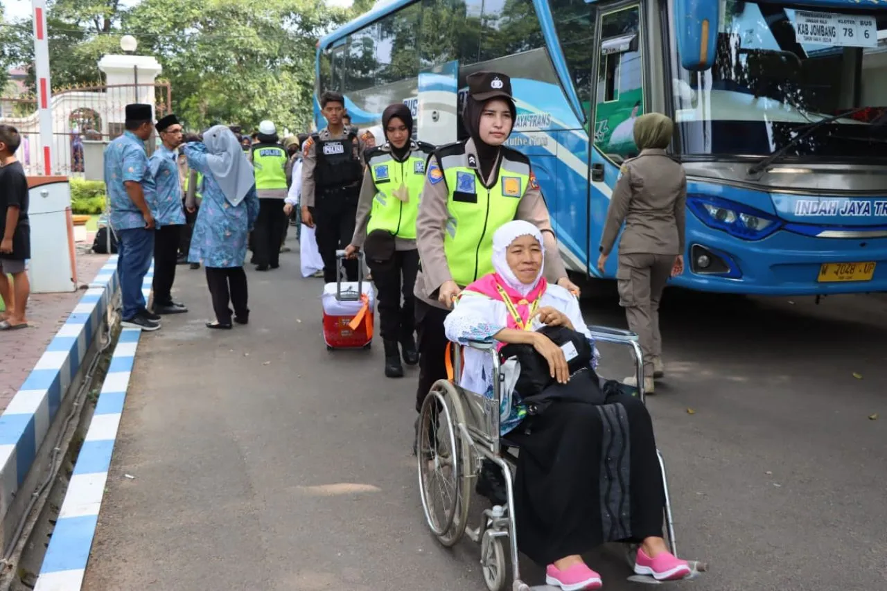 Ratusan Polisi di Jombang, Amankan Pemberangkatan Calon Jamaah Haji