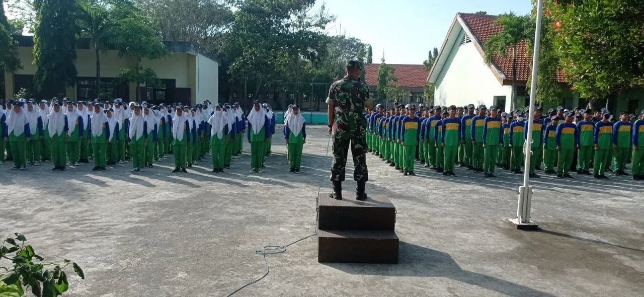 Babinsa Duduksampeyan Berikan Pelatihan Kedisiplinan pada MPLS (Masa Pengenalan Lingkungan Sekolah) SMPN 15 Gresik