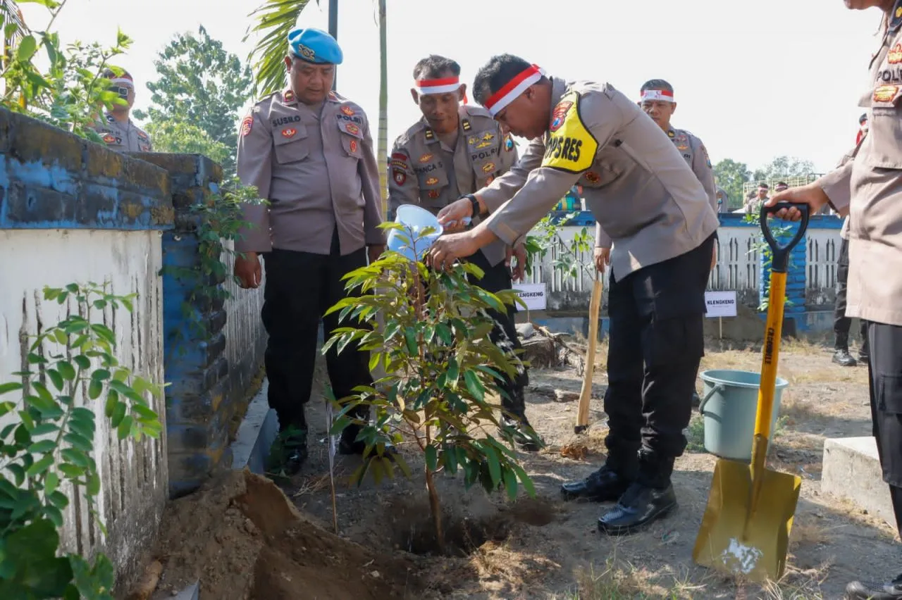 Peduli Lingkungan, Polres Jombang Tanam Seribu Pohon