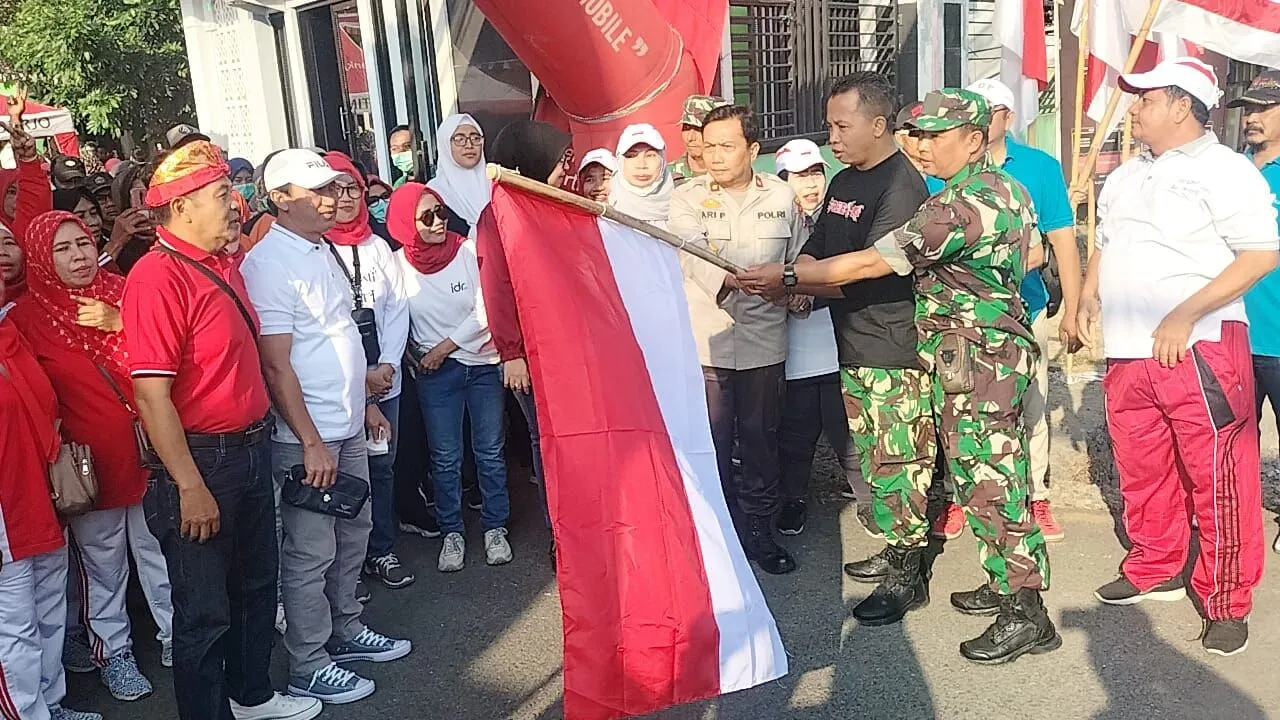 Meriahkan HUT Kemerdekaan RI ke 78, Kapolsek dan Forkopimcam Porong Jalan Sehat Bersama