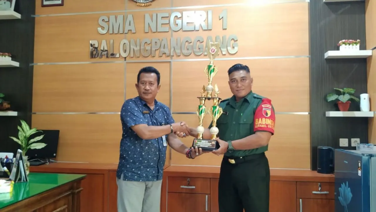 Babinsa Koramil Balongpanggang, Serahkan Piala Kepada SMAN 1 Balongpanggang Pemenang Lomba PBB 