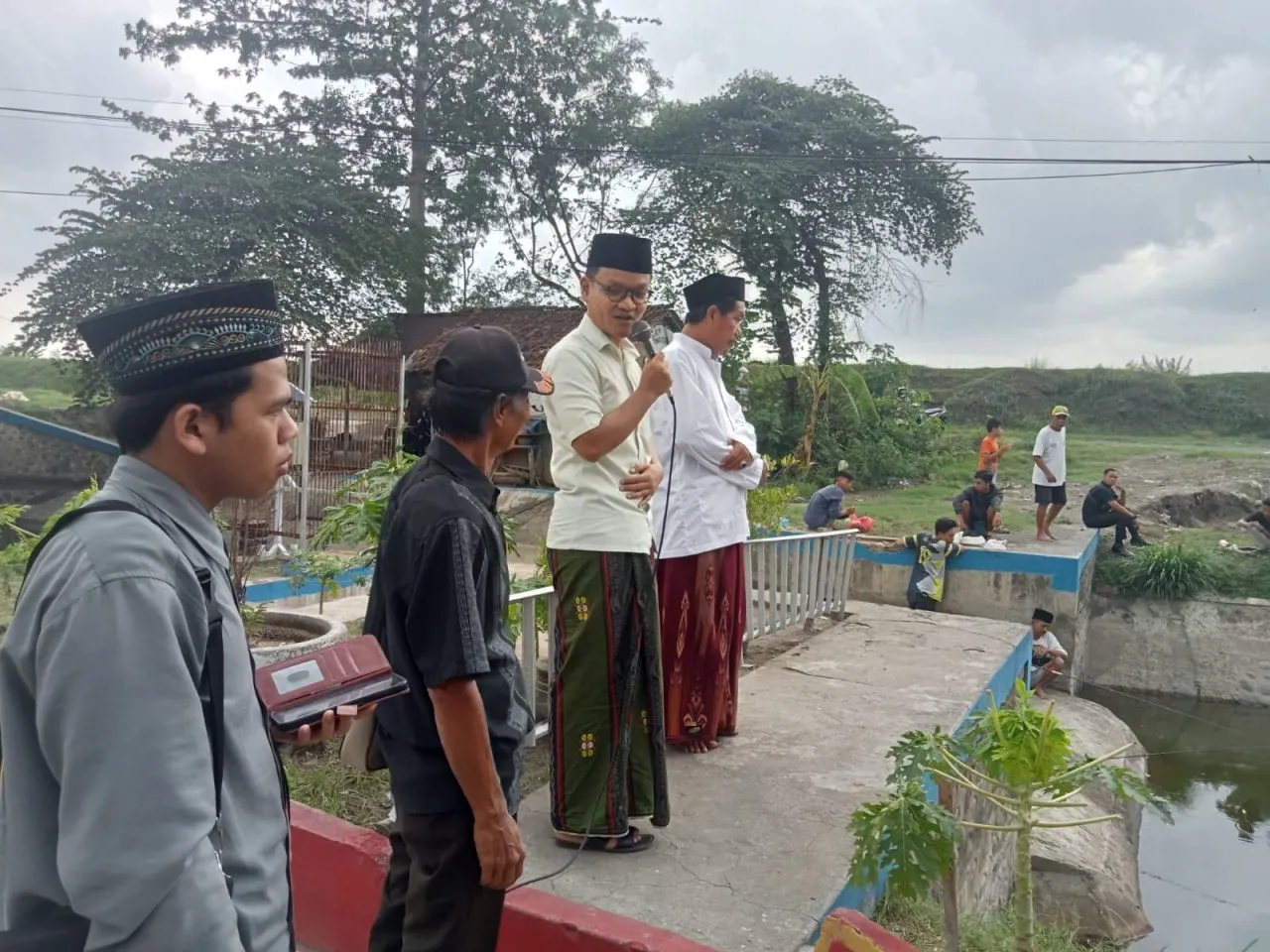 Pererat Silaturahmi, Gus Basith Ajak Warga Kedungrejo Mancing Bareng