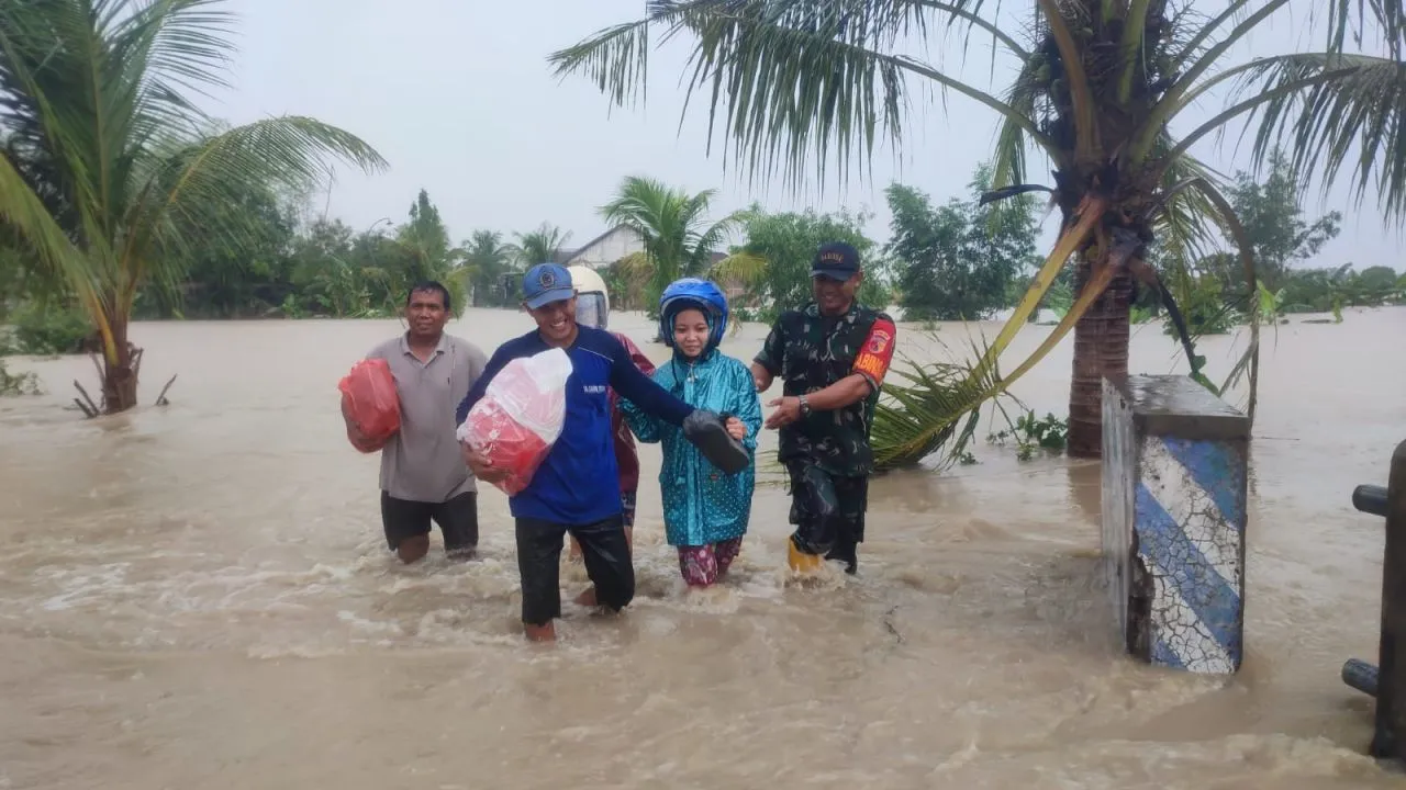 4 Desa Terendam Banjir Luapan Sungai Lamong, Bhabinsa Siaga Bencana Banjir di Wilayah Binaan