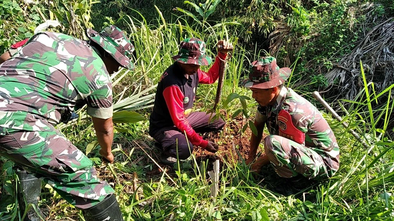 Karya Bhakti Koramil 1906/Skt Dim 0619/Pwk Ajak Warga Tanam 50 Pohon 