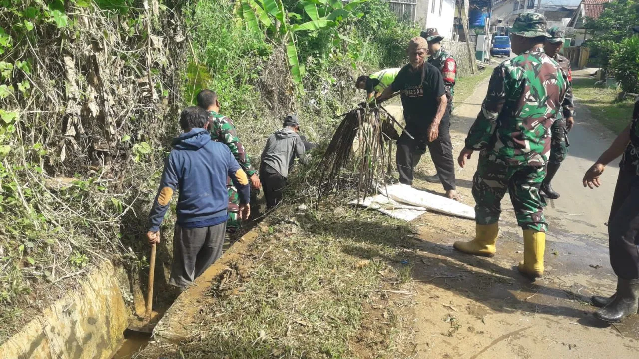 Peduli Lingkungan, Koramil 1901/Wny bersama Warga Bersihkan Sampah di Parit