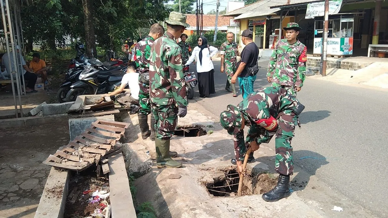 Karya Bhakti Koramil 1904/CPK Dorong Masyarakat Peduli Lingkungan Yang Bersih