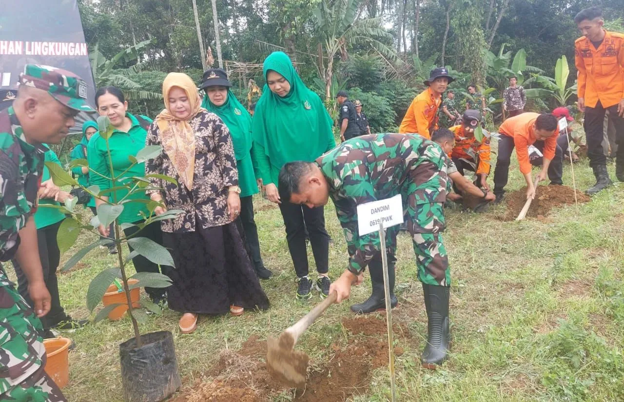 Hari Juang TNI AD ke 78 : Kodim 0619/PWK Laksanakan Karya Bakti Penanaman Pohon dan Baksos 