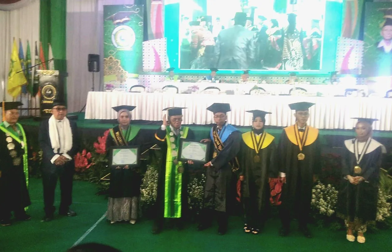 Wisuda S1 Unwaha Mahasiswa Tidak Hanya Berbekal Ilmu Pendidikan, Namun Juga Berakhlak Baik