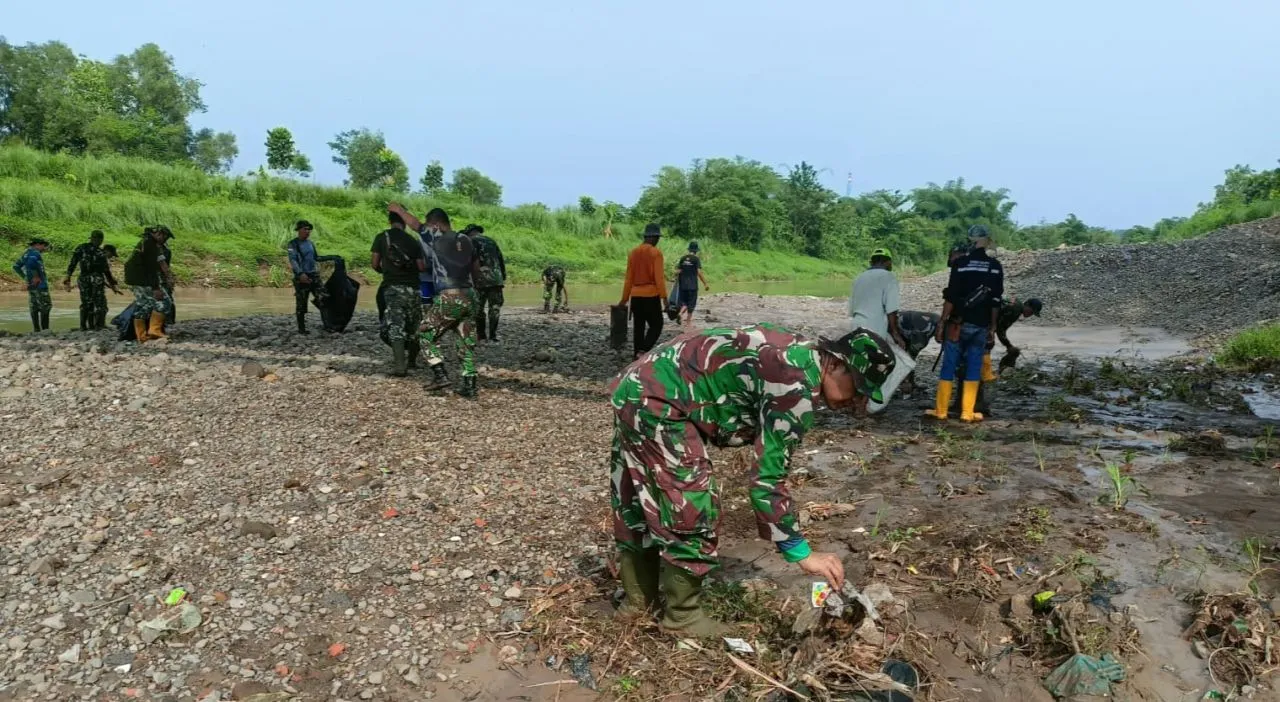 Danramil 1907/BGS Menghimbau Agar Warga Tidak Membuang Sampah Sembarangan
