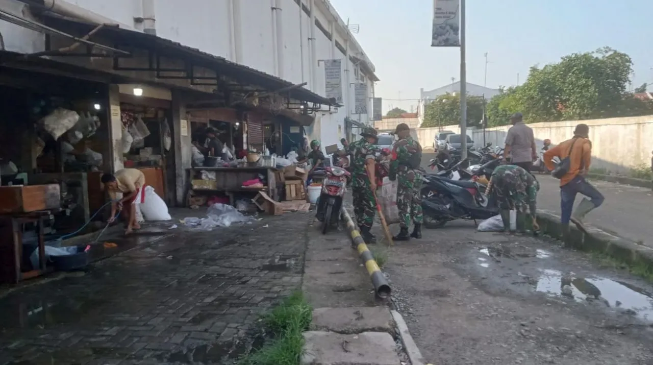 Koramil 1908/PWK Ajak Warga Bersihkan Sampah di Sekitar Pasar Simpang