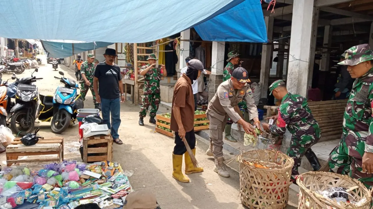 Koramil 1901/WNY Peduli Lingkungan, Bersihkan Sampah dan Rumput Disekitar Pasar
