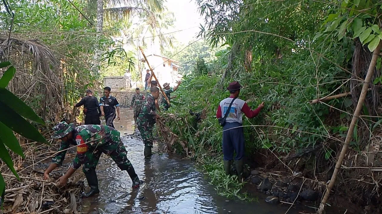 Antisipasi Banjir, Koramil 1904/CPK Gelar Karya Bakti Pembersihan Saluran Air