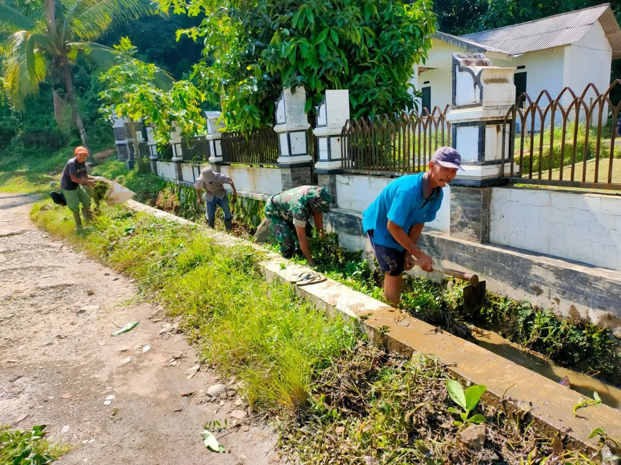 Koramil 1906/SKT Menggelar Karya Bakti di Desa Sindanglaya
