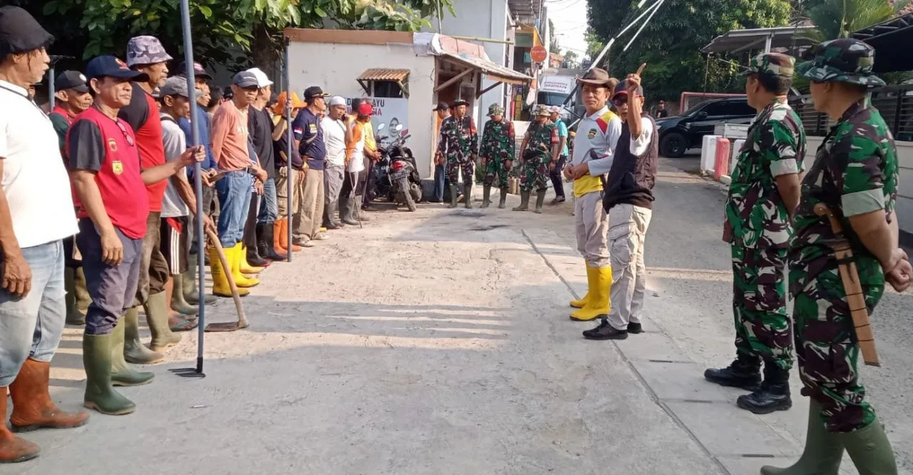 Danramil 1908/PWK : Pembersihan Parit Merupakan Wujud Sinergitas TNI-Polri dan Masyarakat