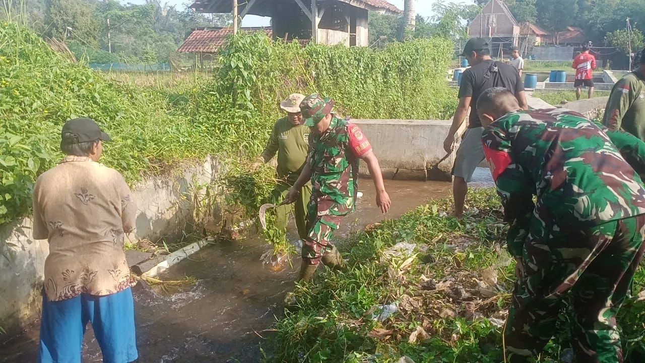 Koramil 1901/WNY Ajak Warga Desa Sakambang Bersihkan Sampah dan Rumput Liar