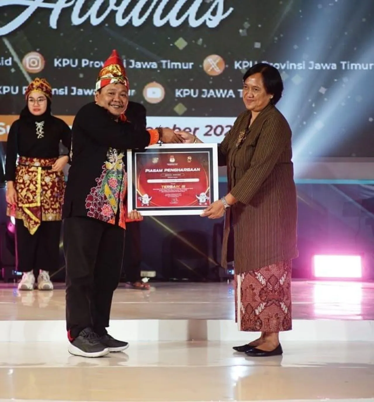 Pelayanan Optimal : KPU Kabupaten Mojokerto Raih Tiga Penghargaan Terbaik Tingkat Jawa Timur
