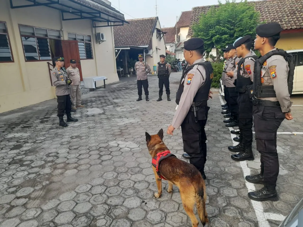 Polres Mojokerto Sterilisasi Gereja Turunkan Satuan K9 dan Metal Detektor