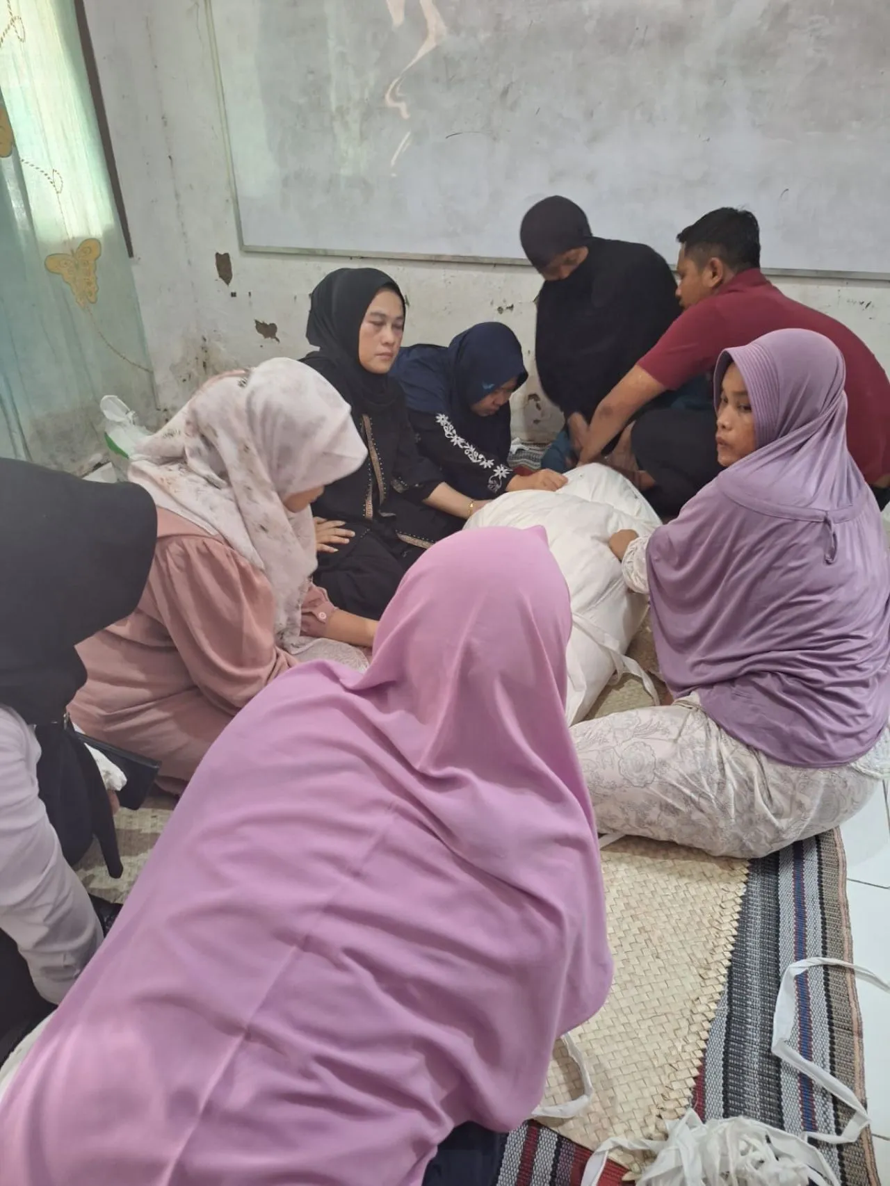 Hj. Musliatun Caleg Partai Garuda Dapil Jabar 10 Hadiri Takziah Warga