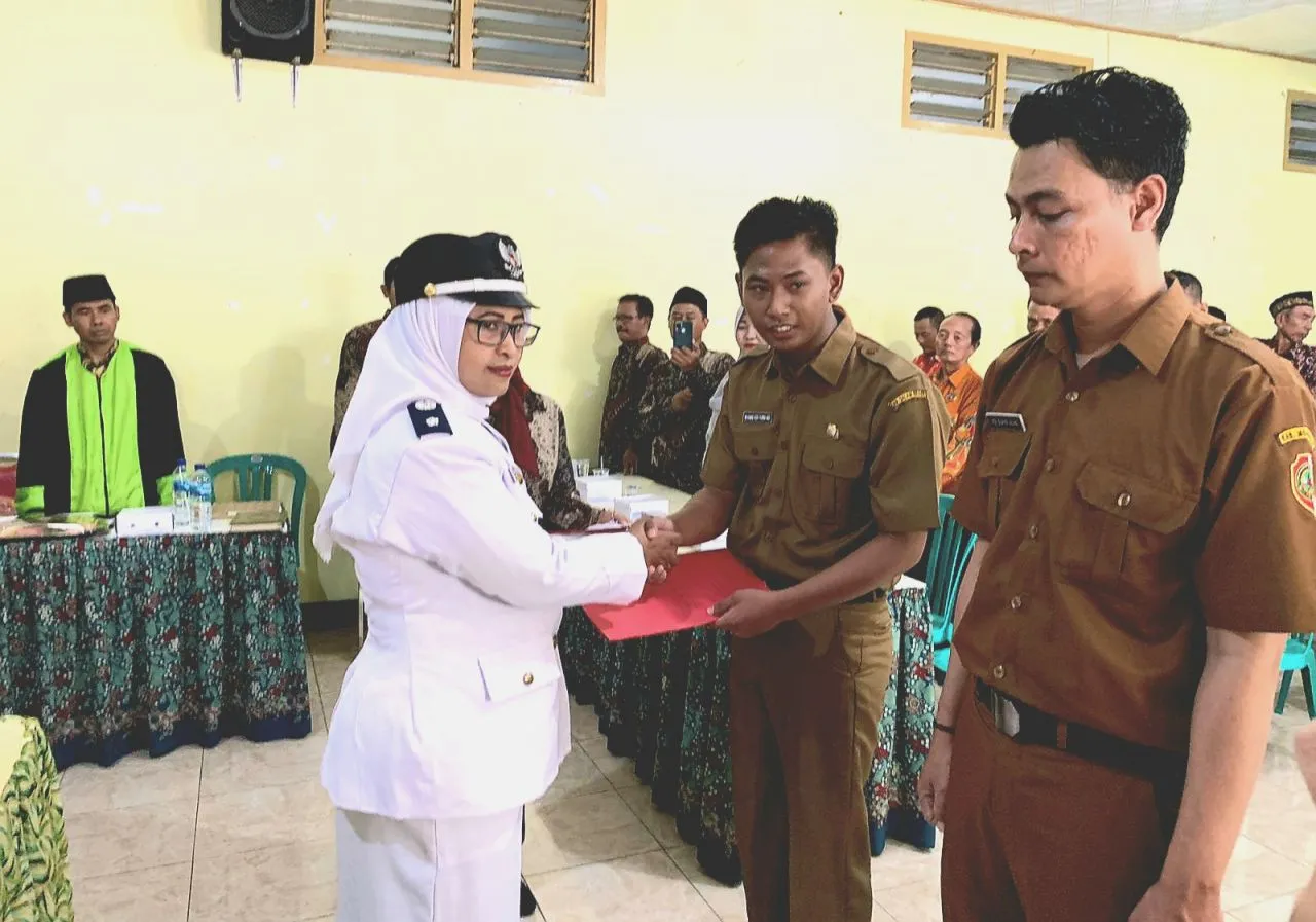 Maksimalkan Pelayanan Kades Ketemasdungus Lantik dan Ambil Sumpah Kasi Kesra dan Kasi Pelayanan