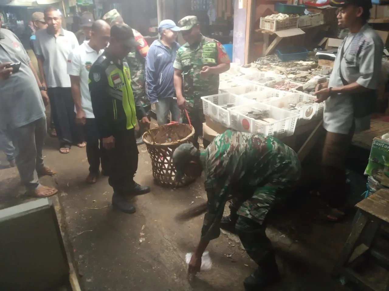 Koramil 1903/DRD Beserta Warga Desa Bojong Barat Bersihkan Sampah Pasar