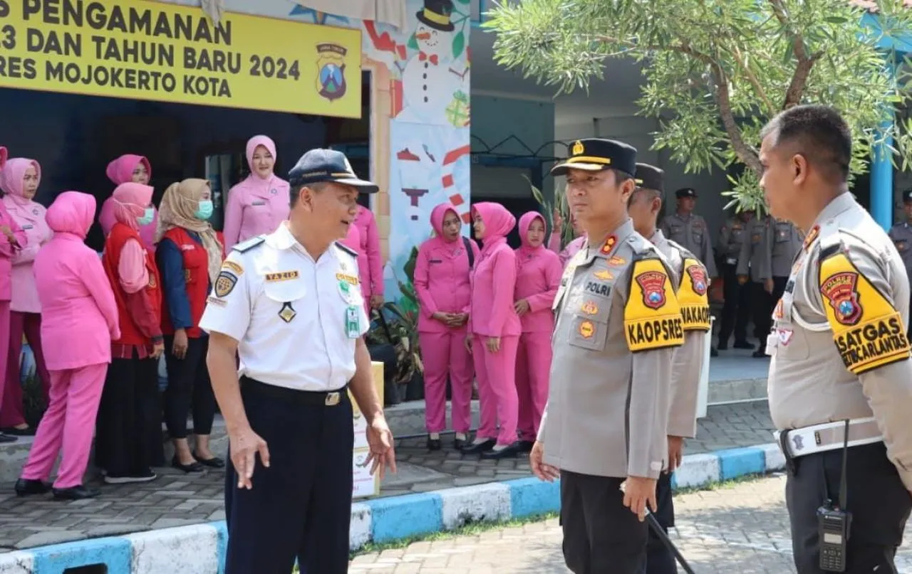 Kapolresta Mojokerto Tinjau Pos Pam dan Pos Yan Pastikan Kelengkapan dan Kesiapan Personil