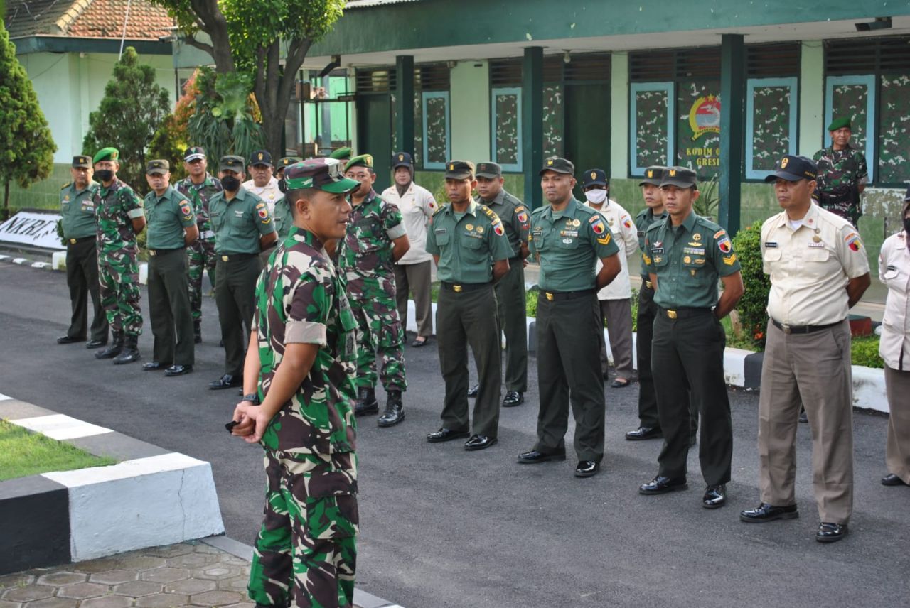 Mayor. Inf. Sugeng Riyadi saat memberikan arahan pada anggota Kodim 0817/Gresik dan jajaran ASN