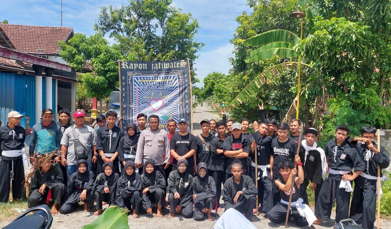 Para Peserta Kenaikan Tingkat Dan Warga PSHT Rayon Jatiwates Ranting Tembelang Cabang Jombang