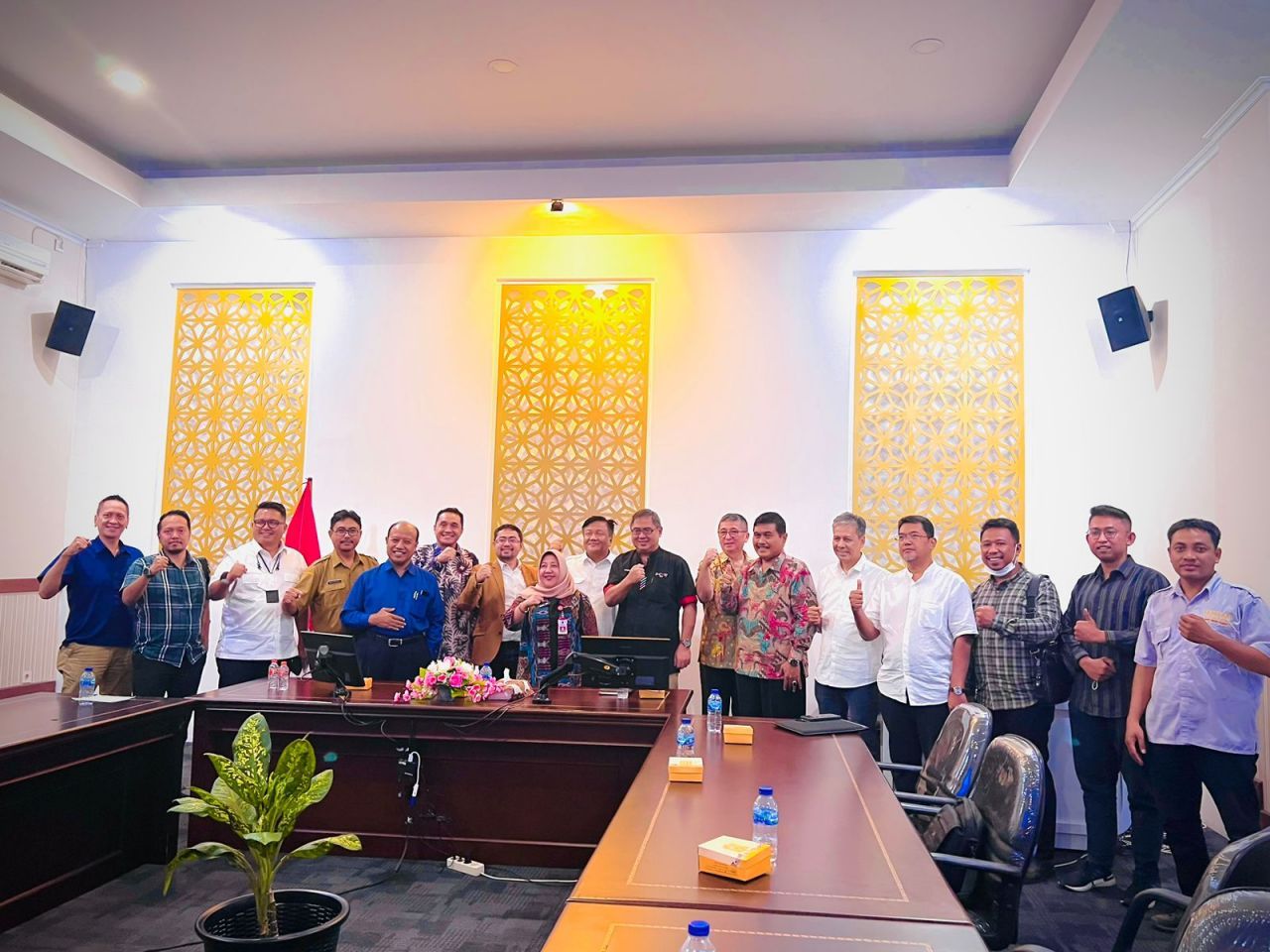 Pengusaha Malaysia dan Jatim serta perwakilan Pemprov Jatim berfoto bersama