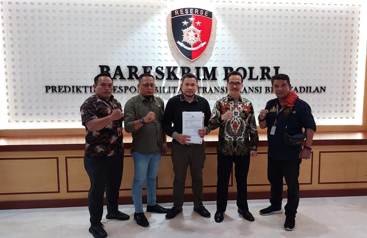 Hence Managi Bersama Ketua Dewan Pengawas LSP Pers Indonesia Soegiharto Santoso, Ketua Umum WAKOMINDO Dedik Sugianto, Koordinator Asesor LSP Pers Indonesia Mangapul Matondang, dan wartawan Biskom Hendra