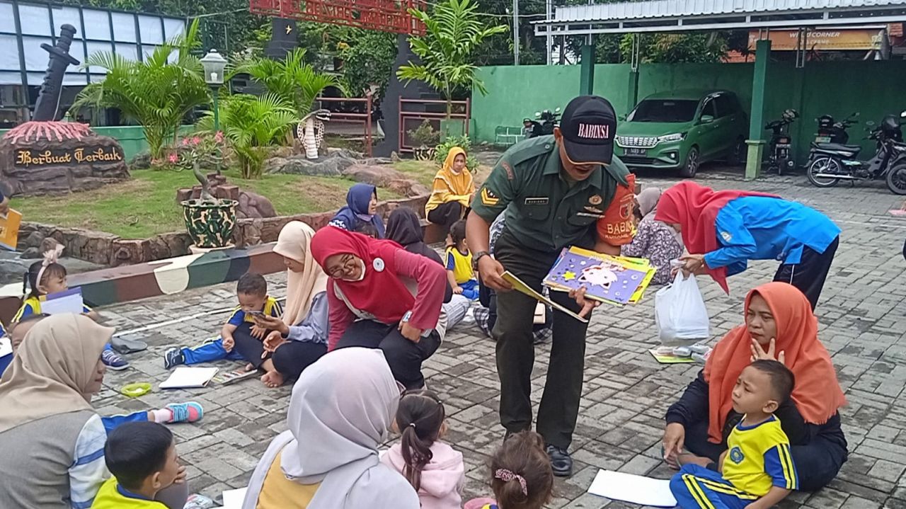 Sertu Budiono, Memberikan Wawasan Pada Anak-anak TK Ya Bunaiya Cerme Gresik
