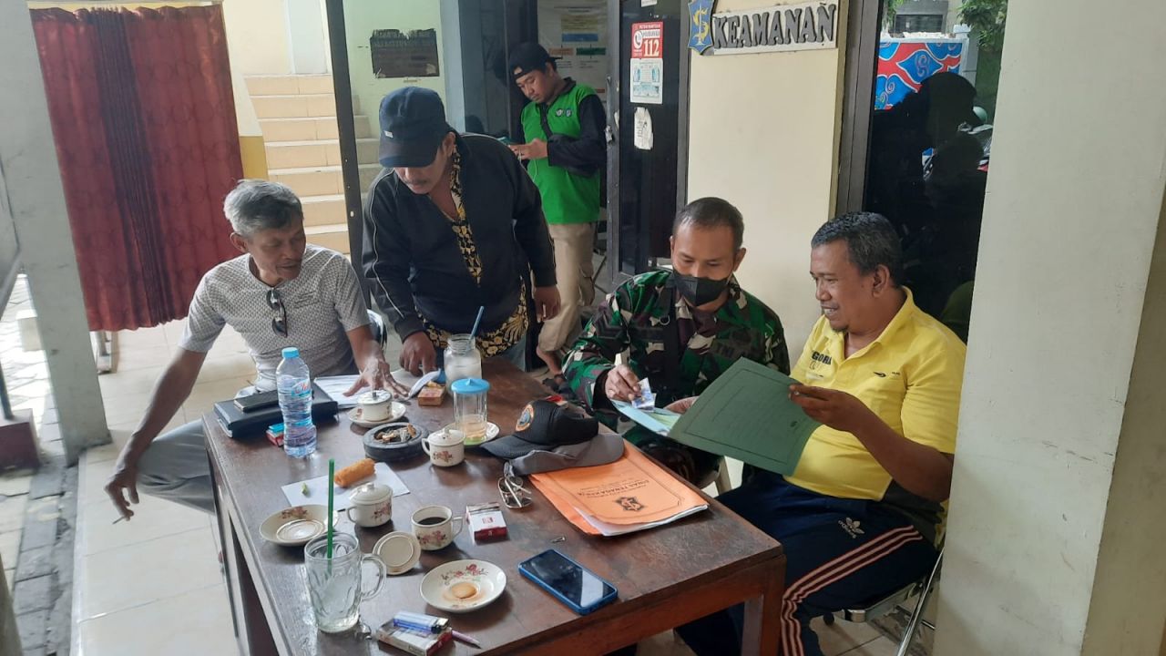 Babinsa Kelurahan Ujung Koramil 0830/02 Semampir Sertu Pindah Mardiono bersama dengan Ketua LPMK Bapak Suprapto dan Ketua RW 12 Sawah Pulo Kelurahan Ujung Bapak Adam