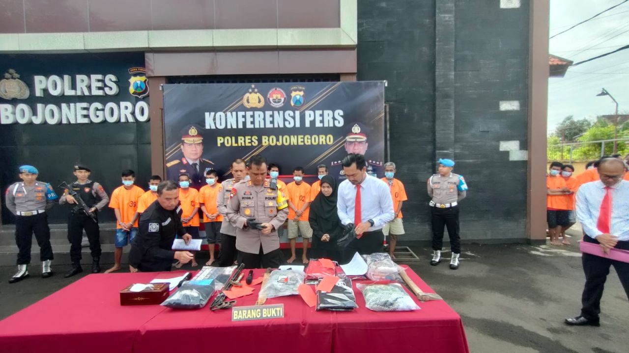Kapolres Bojonegoro, AKBP. Rogib Triyanto, SIK, Saat Gelar Jumpa Pers Di Mapolres Bojonegoro