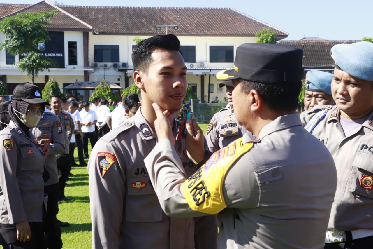Wakapolres Jombang Kompol Hari Kurniawan, S.H., M.H. Didampingi Kasipropam Ipda Susila, S.E. Melakukan Pengecekan Sikap Tampang Dan Kelengkapan Surat-surat Pribadi Di Lapangan Apel Mapolres Jombang