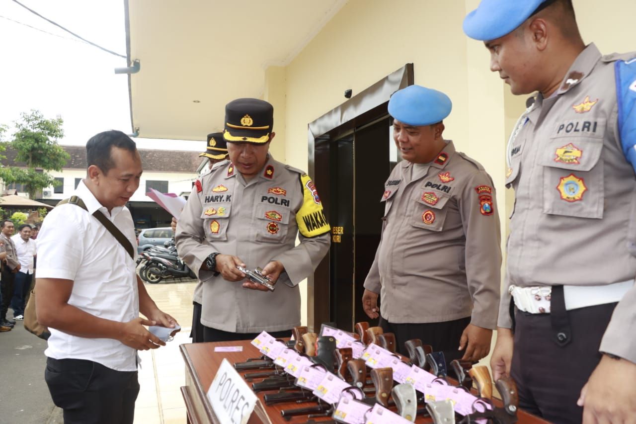 Wakapolres Jombang Kompol Hari Kurniawan, Pimpin Langsung Pemeriksaan Senjata Organik Di Graha Bhakti Bhayangkara Mapolres Jombang