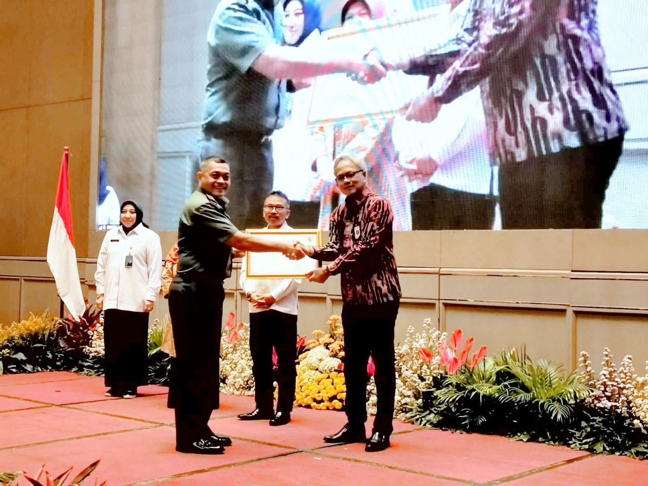 Danrem 084/BJ Brigjen TNI Terry Tresna Purnama, S.I.Kom., M.M. Saat Menerima Piagam Penghargaan Bangga Kencana Kesehatan Terpadu Tahun 2022