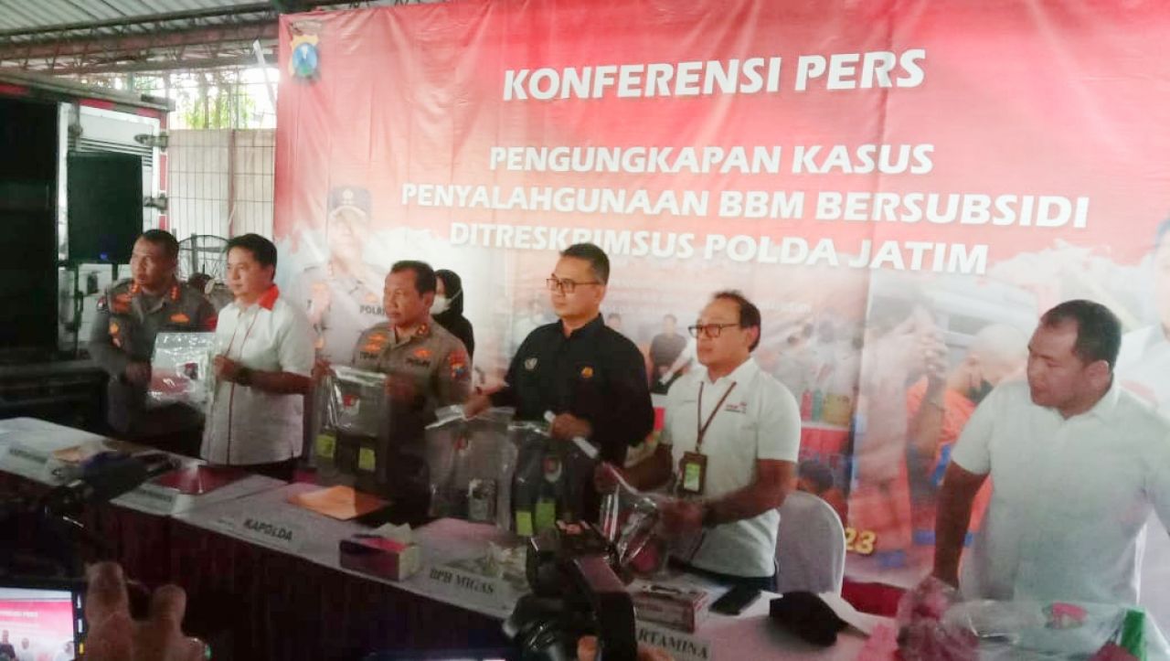 Konferensi Pers Di Mapolda Jatim Terkait Penyalahgunaan BBM Subsidi