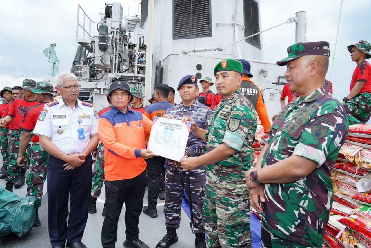 Dandim 0827/Sumenep, Komandan KRI Mahalayati, Dishub Prov. Jatim dan BPBD Prov. Jatim Saat Penyerahan Bantuan Sembako Secara Simbolis di Dermaga Ko armada II Ujung